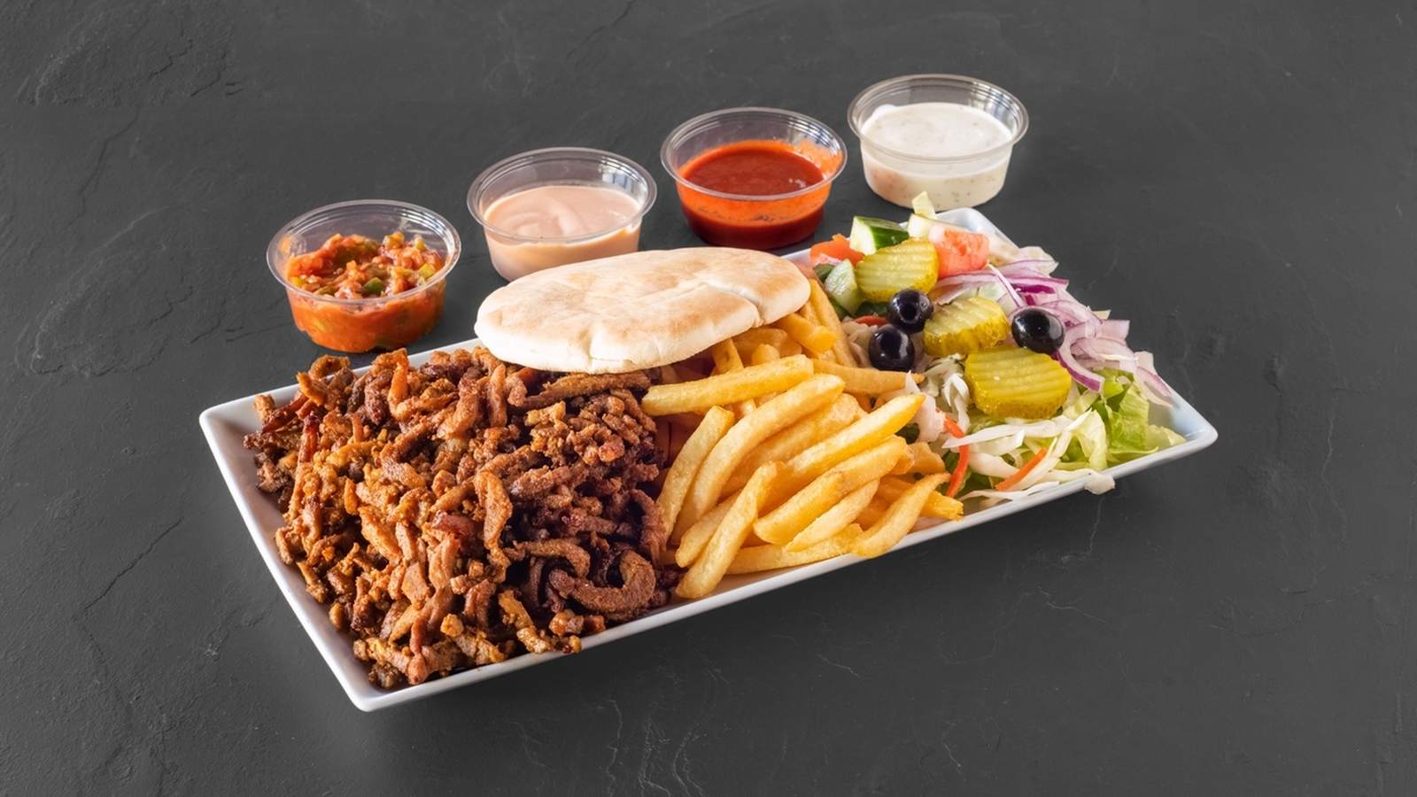 Schotel shoarma met friet, salade en sauzen van Hart van Gemert