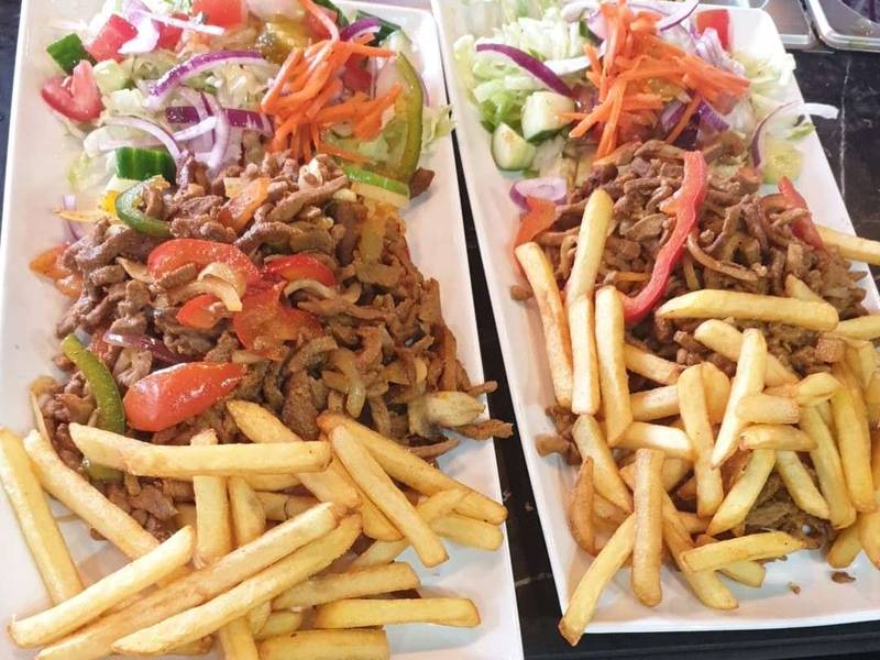 Twee schalen shoarma met friet en salade